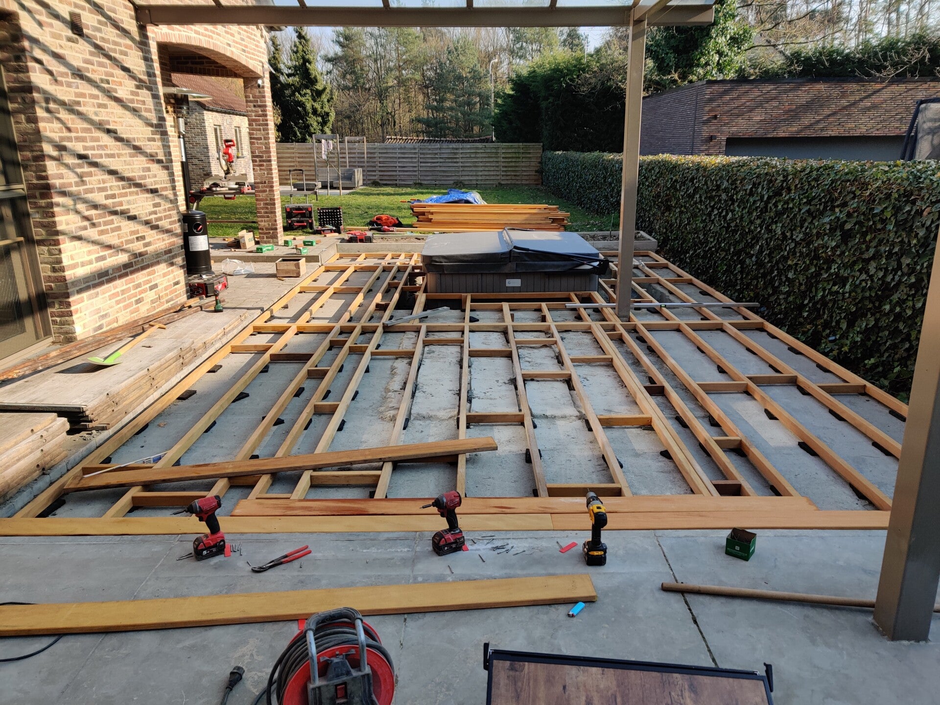 Onderstructuur van een houten terras onder een overkapping