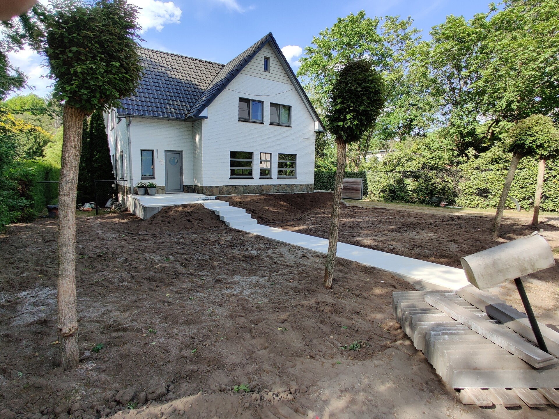 Voortuin in aanleg met nieuw wandelpad naar de voordeur